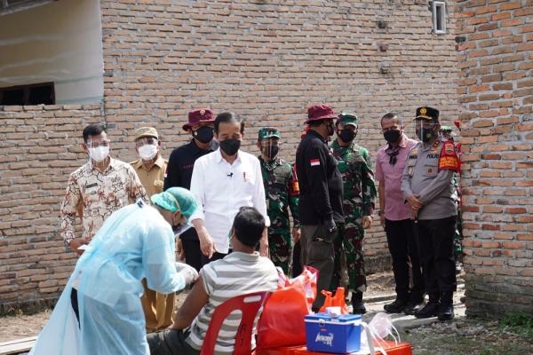 Tinjau Vaksinasi Door-to-Door di Deliserdang, Presiden Jokowi Ajak Masyarakat Ikut  Vaksinasi dan Patuhi Prokes 